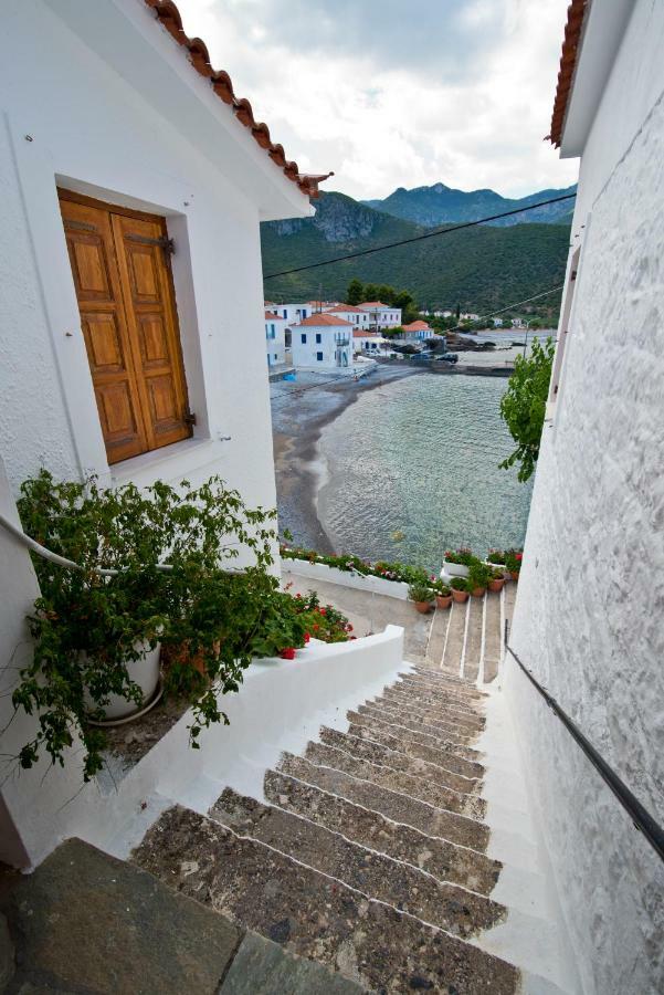 Mouragio Hotel Kyparission Exterior photo