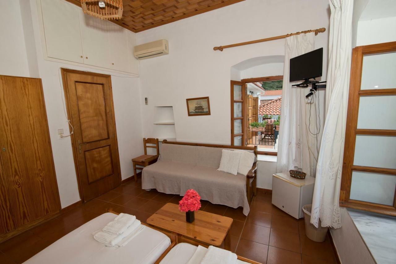 Mouragio Hotel Kyparission Exterior photo
